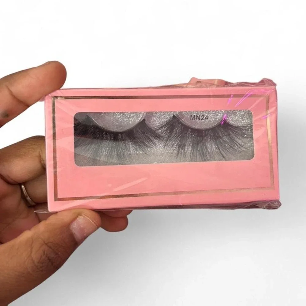 Luxury 25mm mink style lashes 💖 comes in‎ a lot of 5!!